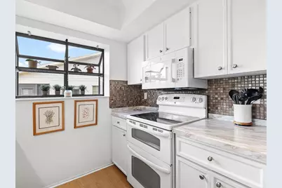 4266 Oakhurst Circle E #3060, Sarasota, FL 34233 - Photo 8