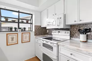 4266 Oakhurst Cir E, Sarasota, FL 34233 - Photo 8