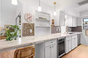 4266 Oakhurst Cir E, Sarasota, FL 34233 - Photo 6