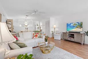 4266 Oakhurst Cir E, Sarasota, FL 34233 - Photo 2