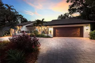 5231 Siesta Cove Dr, Sarasota, FL 34242 - Photo 2