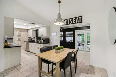 5753 Colonial Oaks Boulevard, Sarasota, FL 34232 - Photo 10