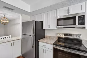 2522 Clubhouse Dr, Sarasota, FL 34232 - Photo 6