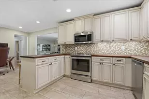 1467 Georgetowne Dr, Sarasota, FL 34232 - Photo 14