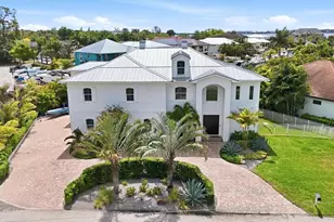 7755 Holiday Dr N, Sarasota, FL 34231 - Photo 2