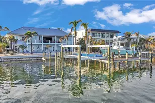 635 Key Royale Dr, Holmes Beach, FL 34217 - Photo 10