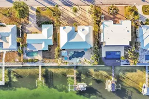 635 Key Royale Dr, Holmes Beach, FL 34217 - Photo 8