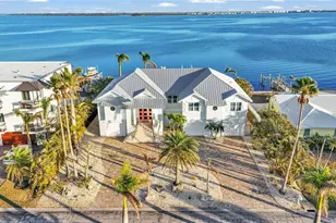 635 Key Royale Dr, Holmes Beach, FL 34217 - Photo 1