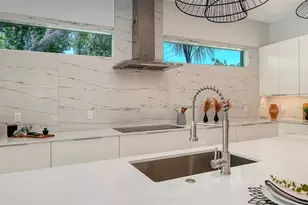 2010 Hyde Park Cir, Sarasota, FL 34239 - Photo 14