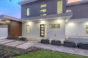 2010 Hyde Park Cir, Sarasota, FL 34239 - Photo 2