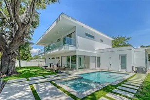 2010 Hyde Park Cir, Sarasota, FL 34239 - Photo 2