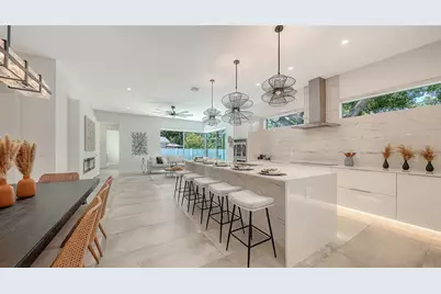 2010 Hyde Park Circle, Sarasota, FL 34239 - Photo 2