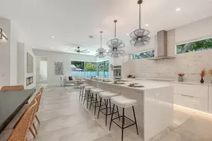 2010 Hyde Park Cir, Sarasota, FL 34239 - Photo 2