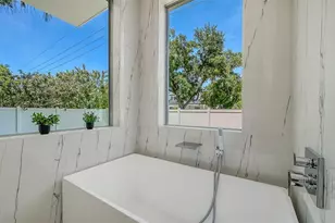 2010 Hyde Park Cir, Sarasota, FL 34239 - Photo 34
