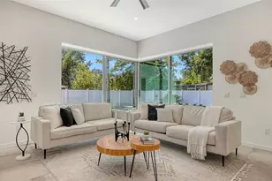2010 Hyde Park Cir, Sarasota, FL 34239 - Photo 8
