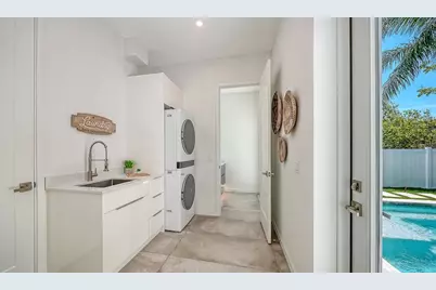 2010 Hyde Park Circle, Sarasota, FL 34239 - Photo 14