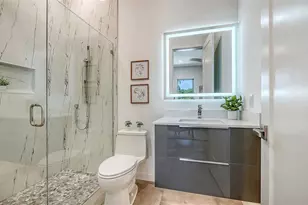2010 Hyde Park Cir, Sarasota, FL 34239 - Photo 32