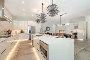 2010 Hyde Park Cir, Sarasota, FL 34239 - Photo 18