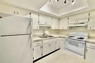 2217 Hopkins Dr W, Bradenton, FL 34207 - Photo 2