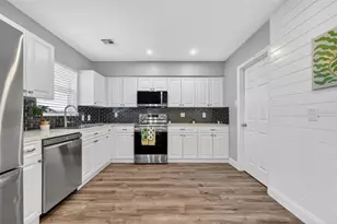 2806 Upper Tangelo Dr, Sarasota, FL 34239 - Photo 10