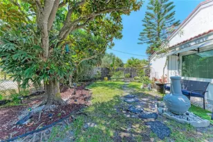 7236 Las Casas Dr, Sarasota, FL 34243 - Photo 34