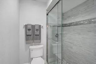 892 Country Club Cir, Venice, FL 34293 - Photo 22