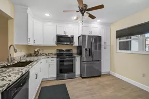 892 Country Club Cir, Venice, FL 34293 - Photo 12