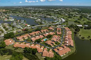 892 Country Club Cir, Venice, FL 34293 - Photo 6