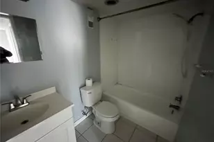 2760 Coconut Bay Ln Ln, Sarasota, FL 34237 - Photo 8