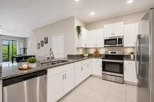 633 Royal Empress Dr, Ruskin, FL 33570 - Photo 2