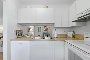 5765 Gardens Dr, Sarasota, FL 34243 - Photo 18