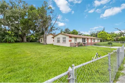 902 27th Street E, Bradenton, FL 34208 - Photo 2