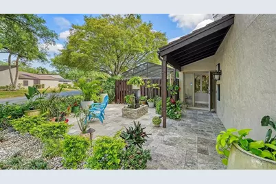 3842 Glen Oaks Manor Drive, Sarasota, FL 34232 - Photo 4