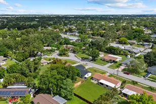 816 Queen Palm Ln, Sarasota, FL 34243 - Photo 28