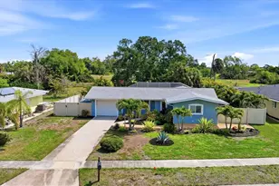 2486 Breakwater Cir, Sarasota, FL 34231 - Photo 2