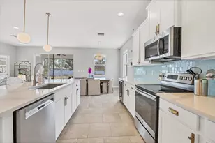 5333 Charlie Brown Ln, Sarasota, FL 34233 - Photo 10