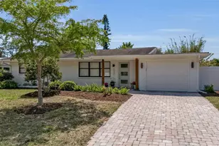 2440 Valencia Dr, Sarasota, FL 34239 - Photo 2