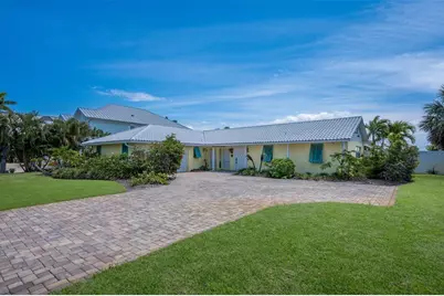 633 Key Royale Drive, Holmes Beach, FL 34217 - Photo 2