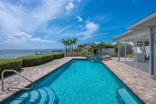 633 Key Royale Dr, Holmes Beach, FL 34217 - Photo 8