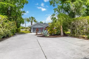 8021 Timber Lake Ln, Sarasota, FL 34243 - Photo 4
