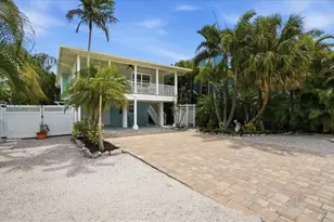 2811 Gulf Dr, Holmes Beach, FL 34217 - Photo 2