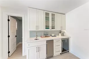 431 Island Cir, Sarasota, FL 34242 - Photo 14