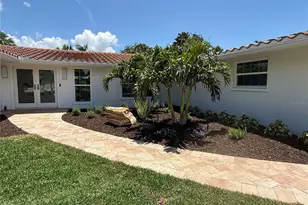 5569 Shadow Lawn Dr, Sarasota, FL 34242 - Photo 10