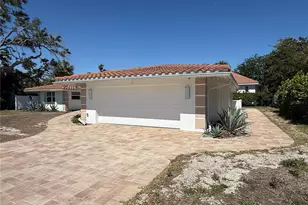 5569 Shadow Lawn Dr, Sarasota, FL 34242 - Photo 12