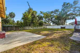 219 39th St E, Palmetto, FL 34221 - Photo 8
