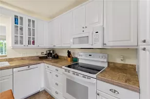 7860 Holiday Dr, Sarasota, FL 34231 - Photo 8