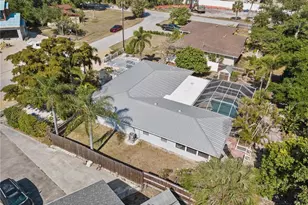 7860 Holiday Dr, Sarasota, FL 34231 - Photo 16