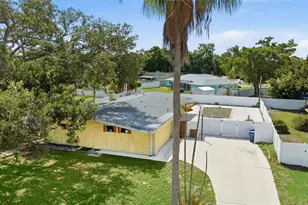 616 St Andrews Dr, Sarasota, FL 34243 - Photo 2