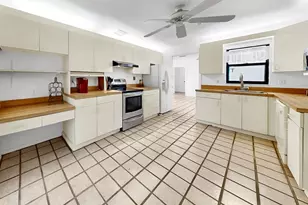 948 Winter Garden Dr, Sarasota, FL 34243 - Photo 16