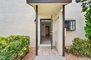 5735 Gardens Dr, Sarasota, FL 34243 - Photo 4